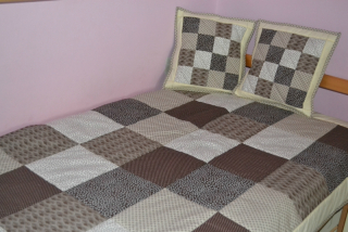 Přehoz hnědý